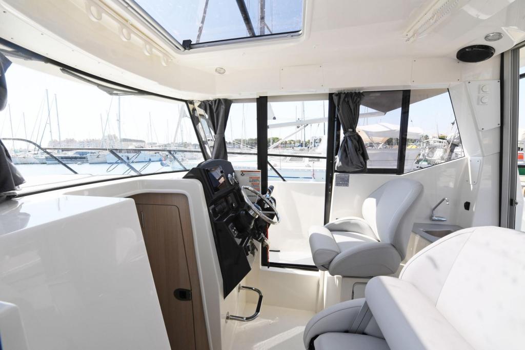 Captur 805 Pilothouse Captur 805 Pilothouse