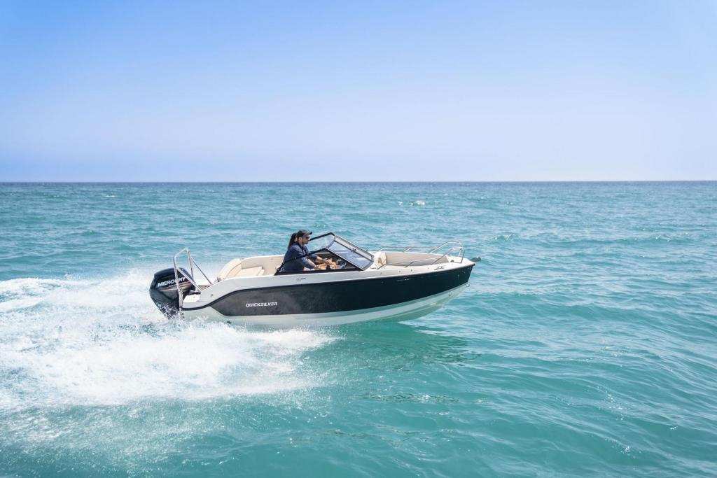 Activ 555 Bowrider mit 60 PS und Trailer Activ 555 Bowrider mit 60 PS und Trailer