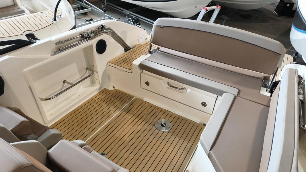 Quicksilver 675 Bowrider mit Mercury 175 PS V6 Lagerboot