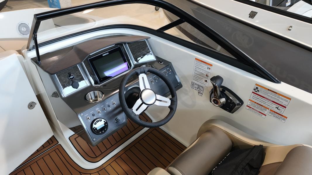 Bayliner VR6 Bowrider mit Mercury 175 PS, Lagerboot