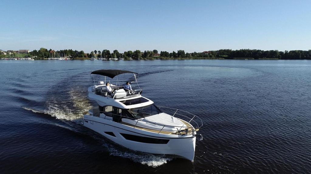 Monaco 110 Flybridge 2 x 200 PS Monaco 110 Flybridge 2 x 200 PS