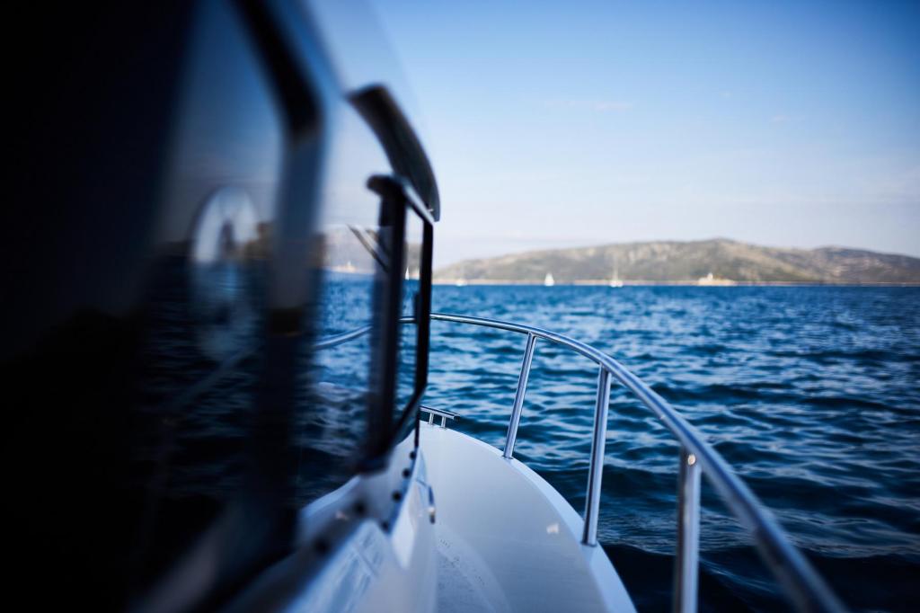 700 Pilothouse 700 Pilothouse