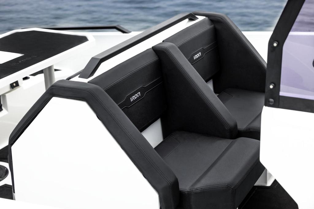 907 mit 300 PS und Trailer