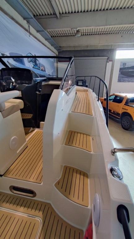 Activ 875 Sundeck 2x200PS V6