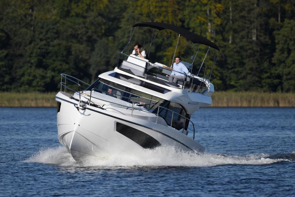 Monaco 110 Flybridge 2 x 200 PS Monaco 110 Flybridge 2 x 200 PS