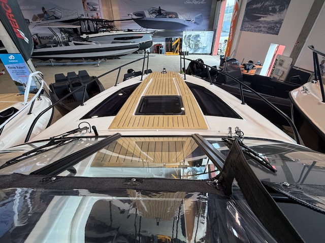 Quicksilver Activ 805 Cruiser mit Mercury 300PS Lagerboot