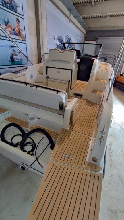 Activ 875 Sundeck 2x200PS V6