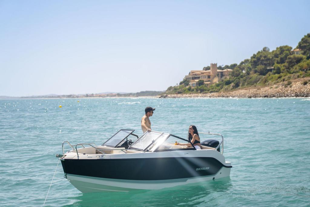 Activ 555 Bowrider mit 15PS inkl Trailer