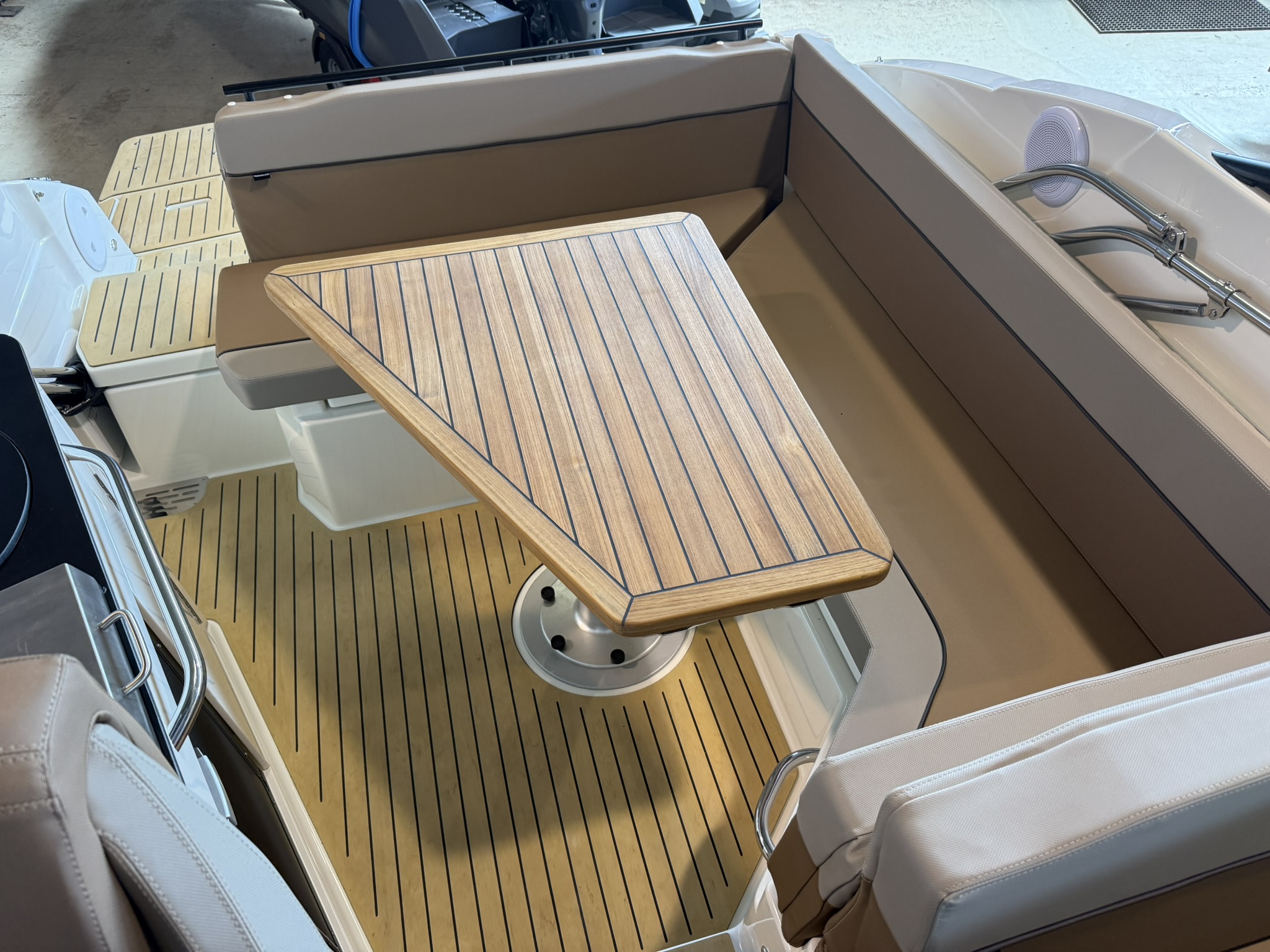 Quicksilver Activ 805 Cruiser mit Mercury 250PS Lagerboot 